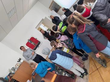 Mali obiskovalci iz Vrtca Ravne na obisku pri županu